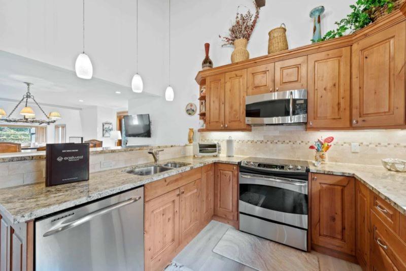 Ridgepoint Townhome 198 By East West Hospitality ビーバークリーク エクステリア 写真
